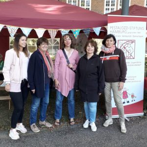 Die Leitungen mehrerer Pestalozzi-Kitas beim Weltkinderfest 2018